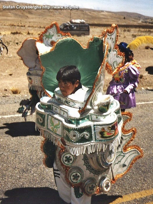 Huarina Een optocht in Huarina. Zelfs in de kleinste dorpjes kom je op zondag processies en optochten tegen. Vaak zijn de mensen gehuld in schitterende kostuums, wat je niet meteen zou verwachten als je weet dat Bolivia een van de armste landen van Zuid-Amerika is. Stefan Cruysberghs